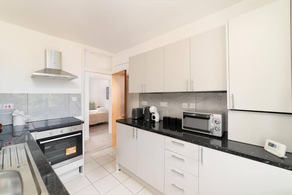 Two Bedroom Apartment By Buonomo Stays Short Lets & Serviced Accommodation In Balham With Balcony Лондон Екстер'єр фото